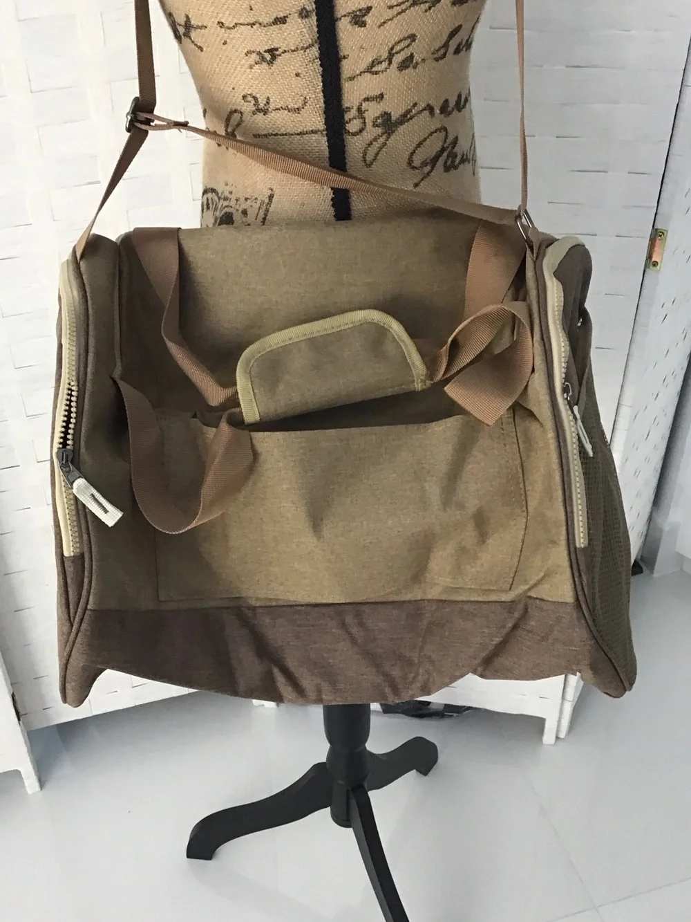 Bell Russo  Mens Canvas Travel Duffel Bag in Two-Tone Brown. ##